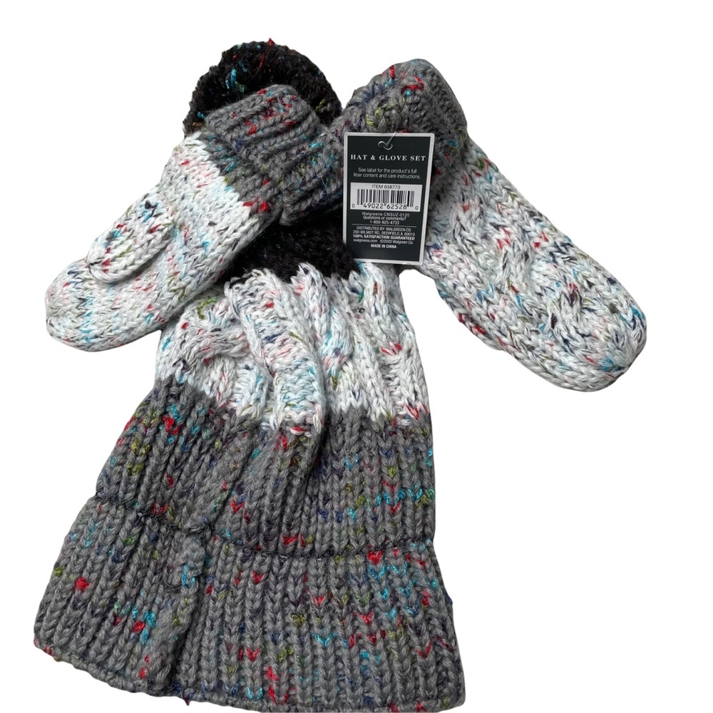 West loop hat and glove set
Approximately 4-8 years old